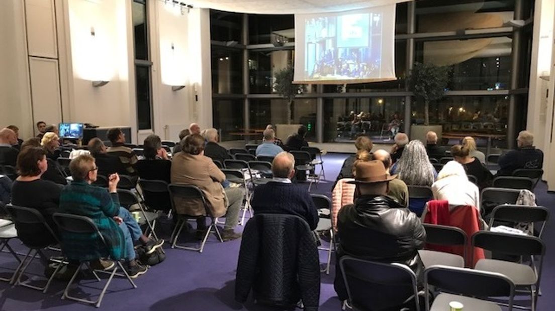 De gemeente richtte een extra zaal in vanwege het grote aantal bezoekers.