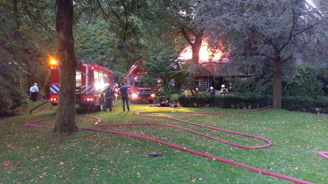 Er heeft woensdagavond een zeer grote brand gewoed in een vrijstaand huis in Ugchelen. Het ging om een villa met deels een rieten dak. Het pand was niet meer te redden, de brandweer heeft het vuur gecontroleerd laten uitbranden.
