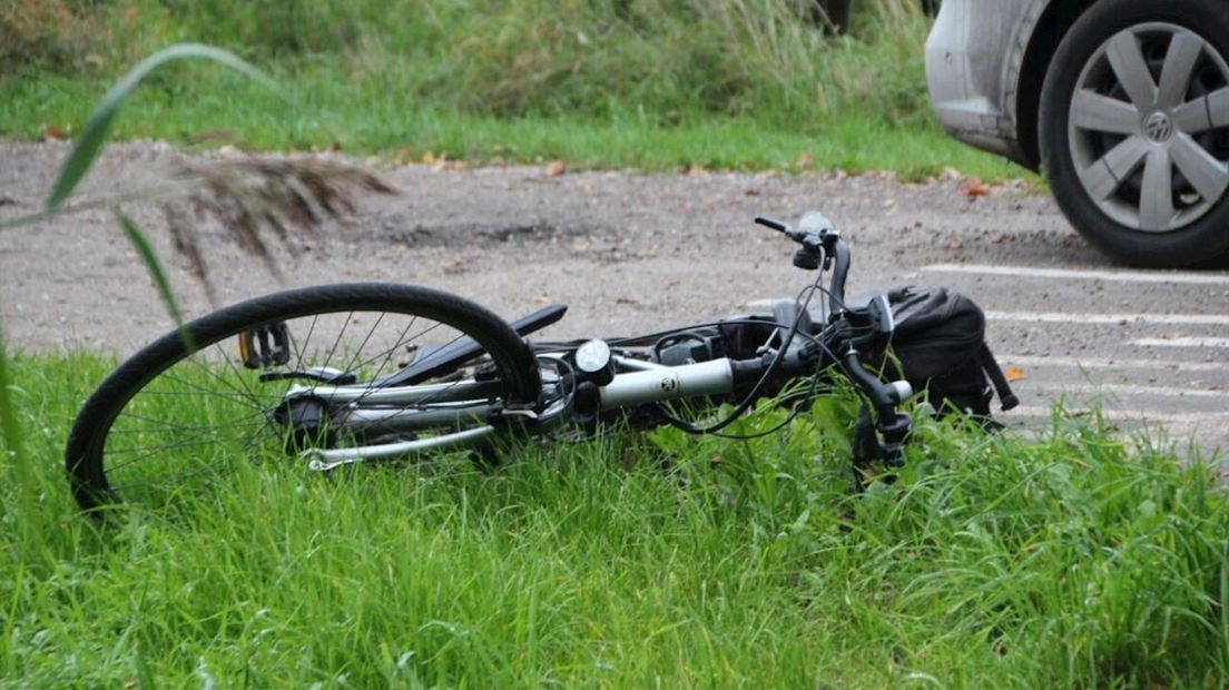De fietser moest mee naar het ziekenhuis
