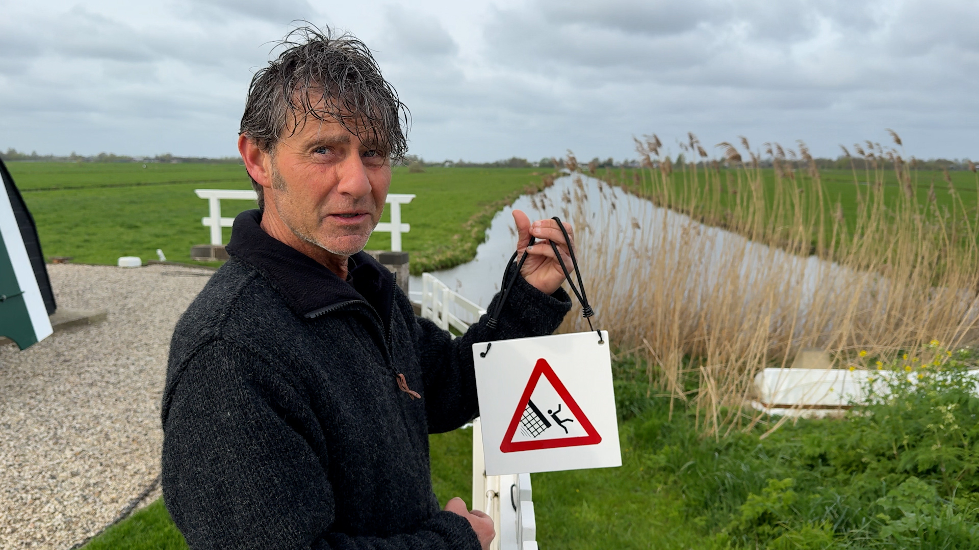 John schrikt zich rot als bezoekers zomaar in zijn molen klimmen