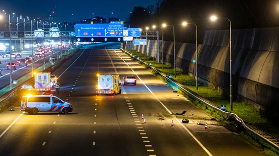 Snelweg ruim een uur dicht geweest na ongeval, bestuurder naar het ziekenhuis
