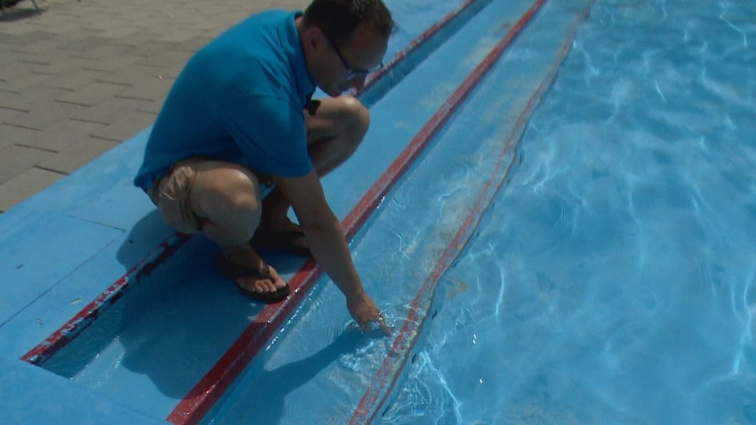 Het nemen van een watermonster in zwembad de Spetter
