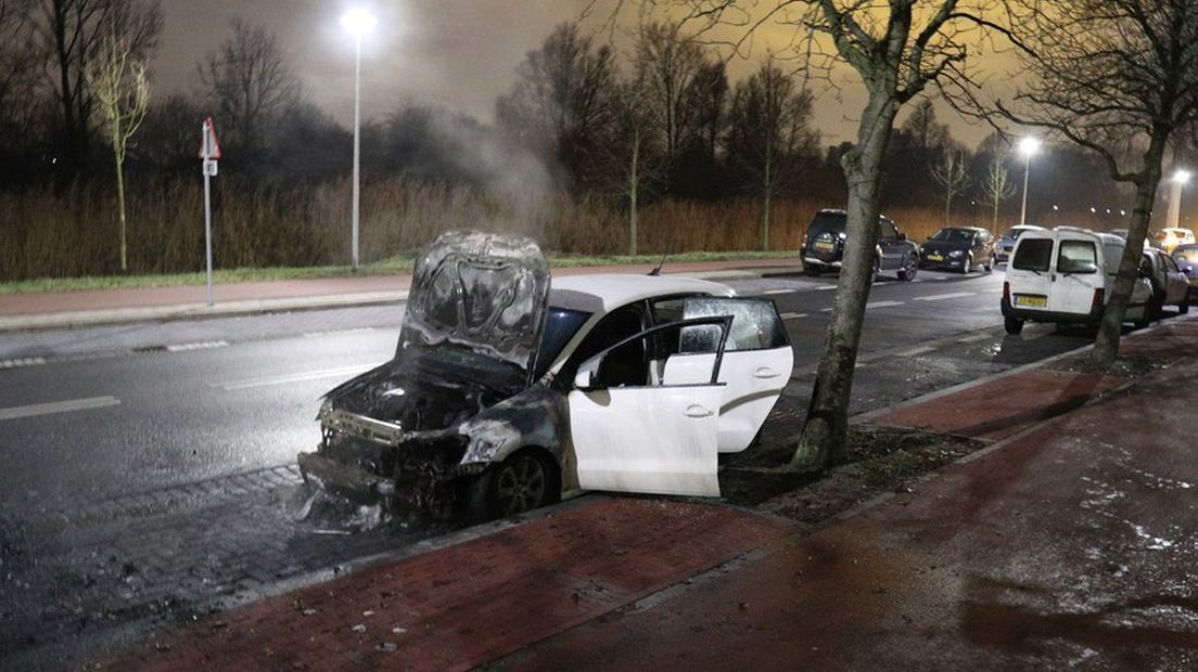 Opnieuw auto uitgebrand aan Finnenburg in Den Haag