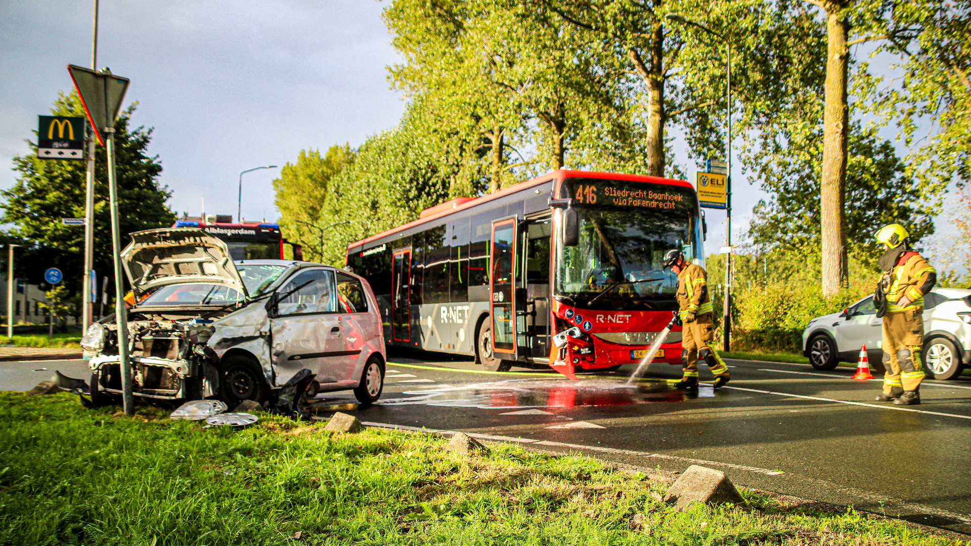 Ongeluk met auto en lijnbus in Alblasserdam.