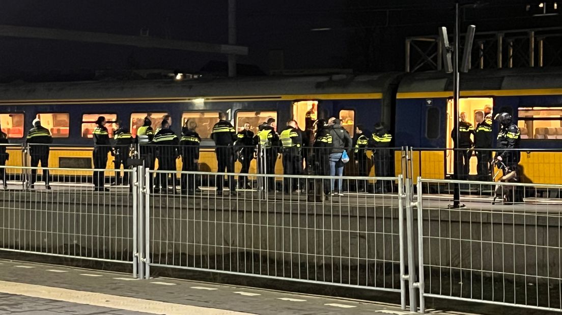 Politieagenten op het Hoofdstation in Groningen