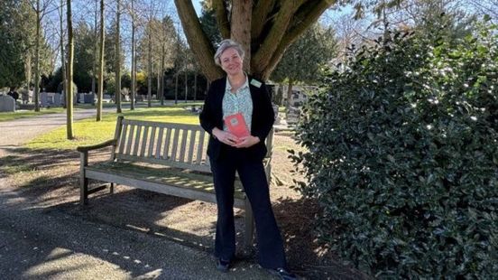 Saskia biedt een luisterend oor op begraafplaatsen