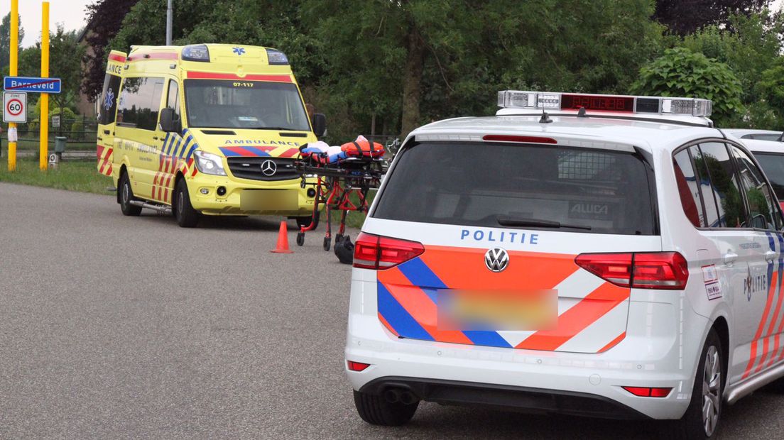 Een fietser is vrijdagmiddag in Barneveld gewond geraakt bij een aanrijding met een auto. Het ongeval gebeurde op de Achterveldseweg bij de oversteekplaats bij de Plantagelaan.