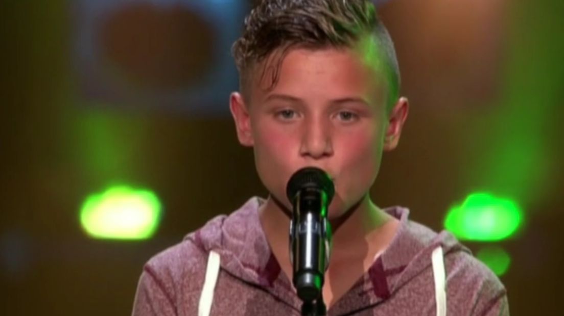 Sergej op het podium (Rechten: screenshot RTL / The Voice Kids)