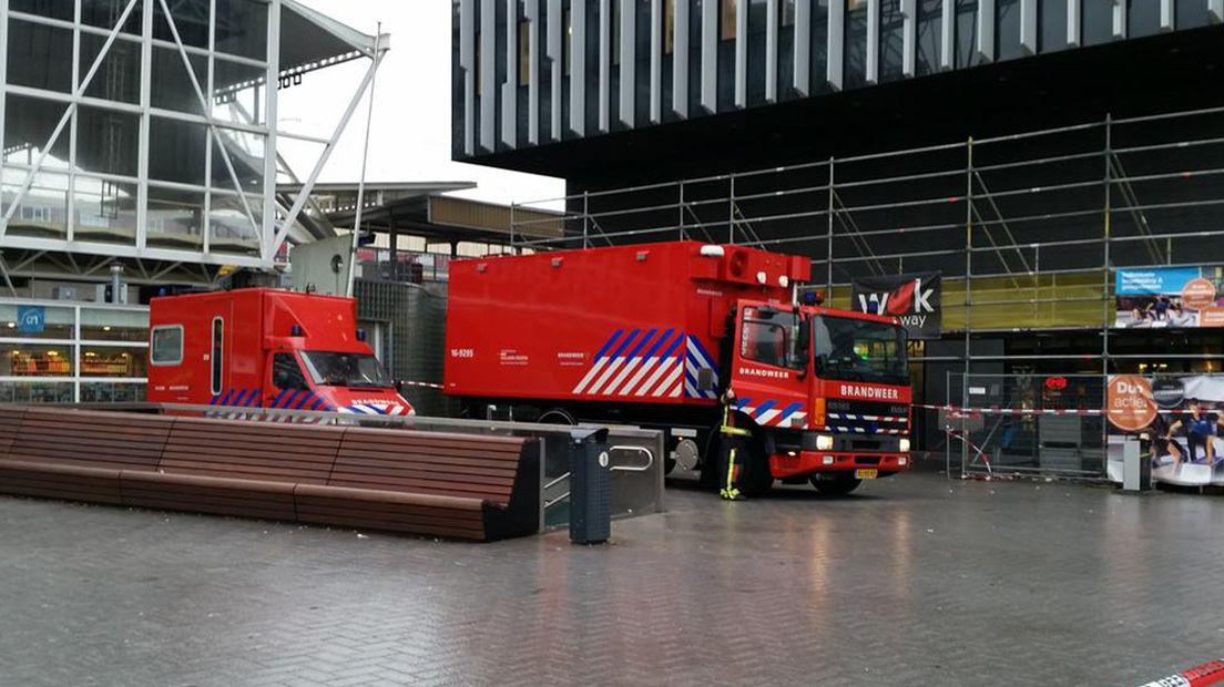Brandweerauto vertrekt bij station Leiden CS