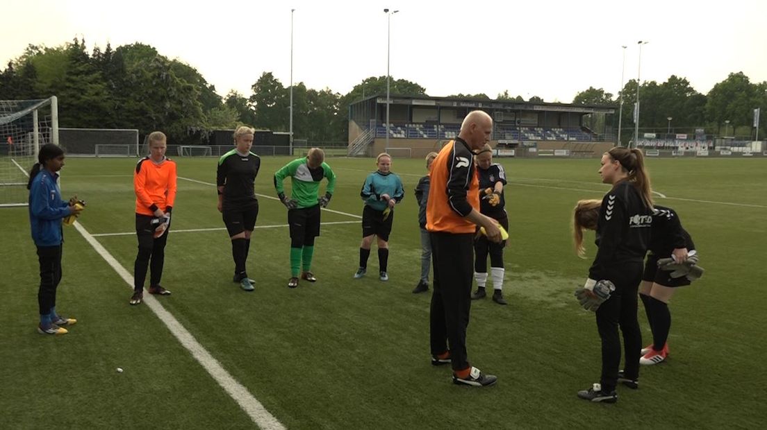 Met voetballen hebben de Nederlandse vrouwen meer succes dan de mannen.