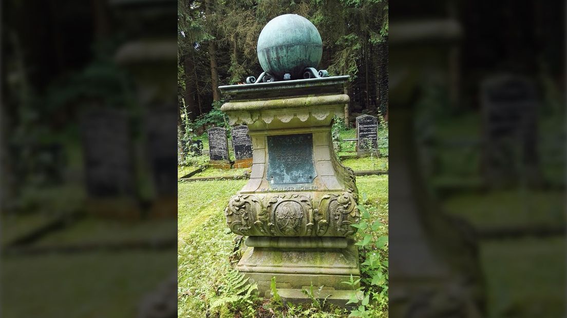 De waterpomp werd op de begraafplaats gesierd met een bronzen bol, maar die is spoorloos verdwenen (Rechten: RTV Drenthe)