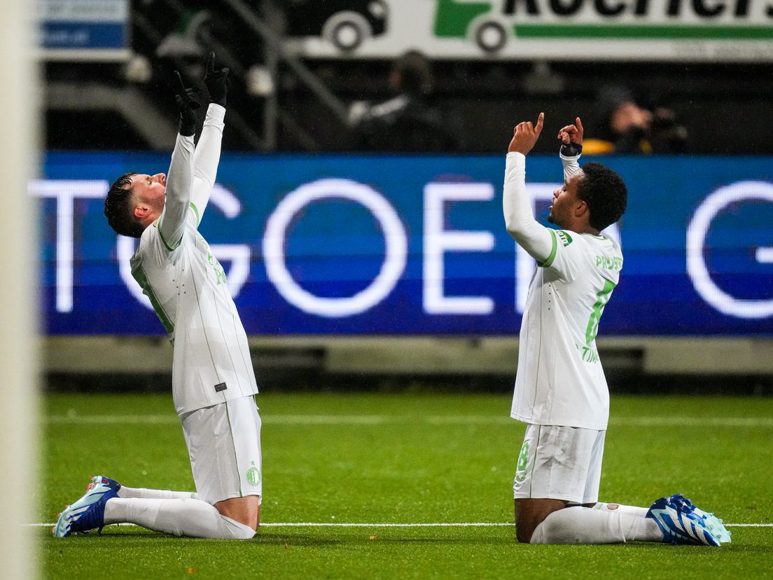 Santiago Gimenez en Quinten Timber na een doelpunt van Feyenoord
