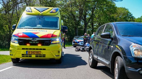 Scooterrijder gewond bij ongeluk in Noord-Sleen. Scooterrijder gewond bij ongeluk in Noord-Sleen.