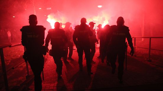 ME bekogeld met glas en stenen tijdens protest tegen azc in Bleskensgraaf