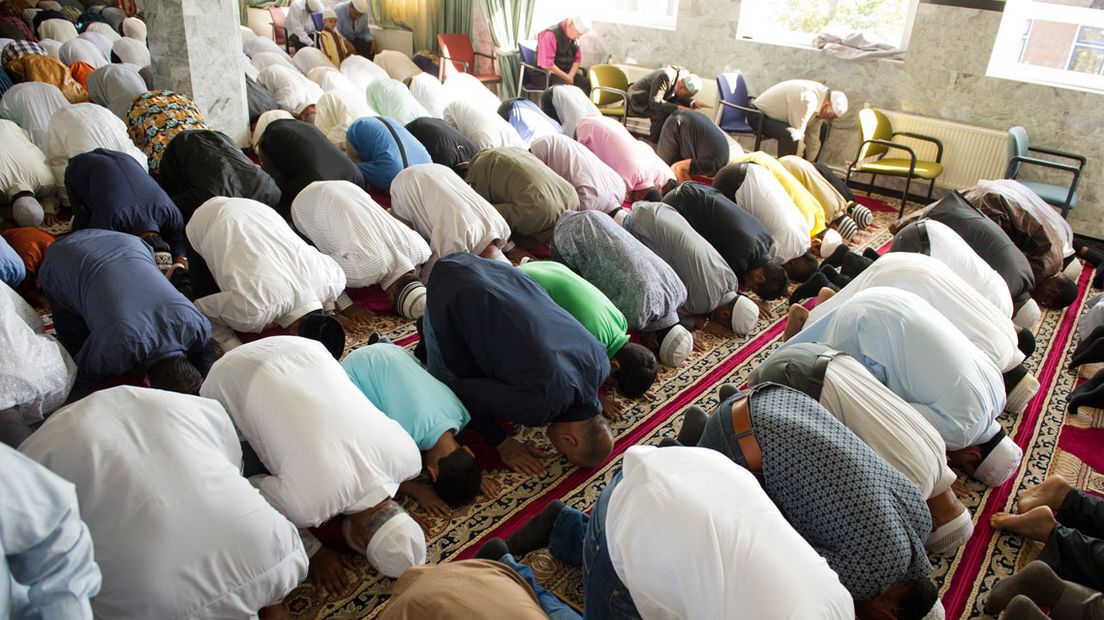 Biddende mannen in moskee Den Haag