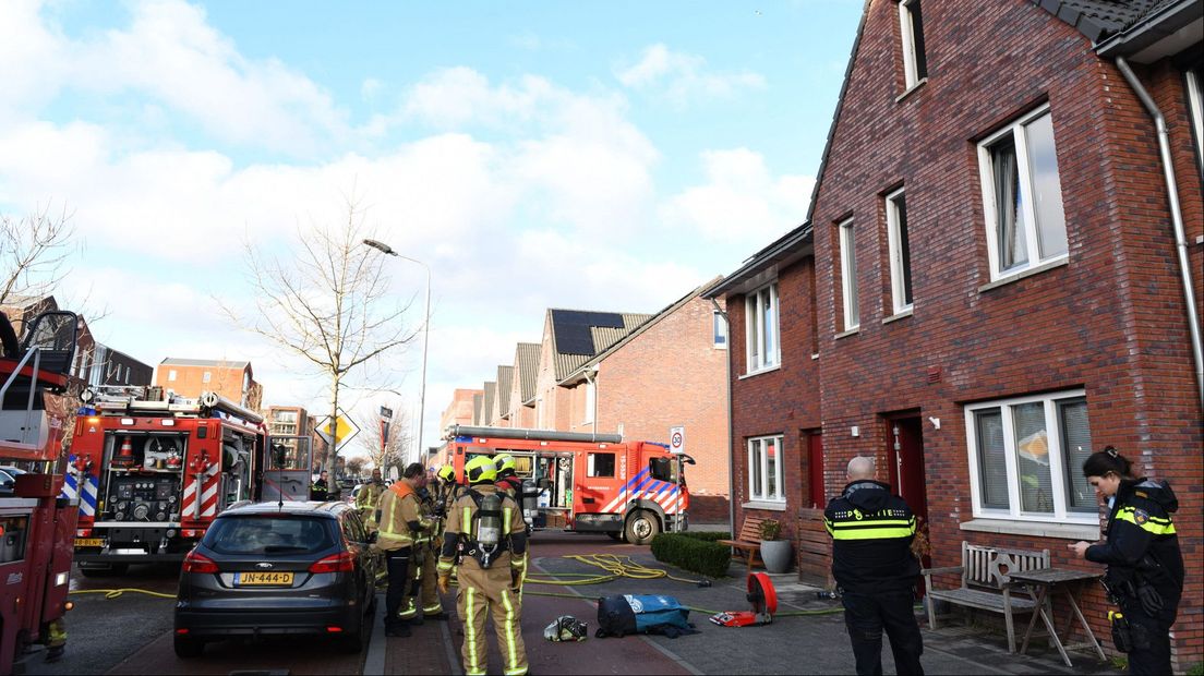 De brandweer blust de meterkast