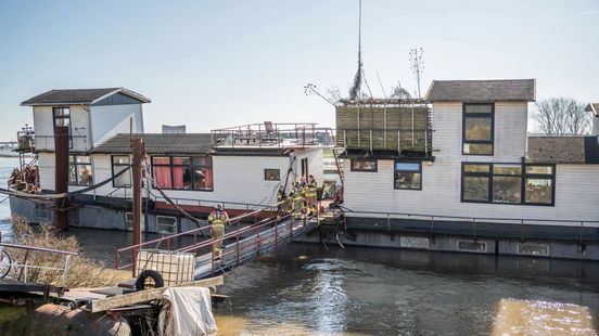 Woonboot hangt scheef in Rijn