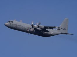 Herculesvliegtuig boven Drenthe, eerste Defensie-oefening op vliegveld Eelde