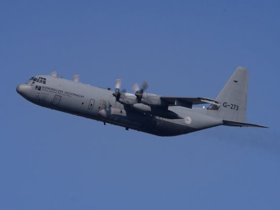 Herculesvliegtuig boven Drenthe, eerste Defensie-oefening op vliegveld Eelde