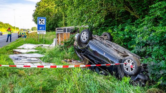 Auto in sloot • aanhanger over de kop