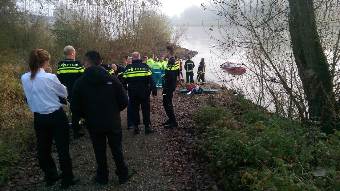 Duikers van de brandweer hebben maandagochtend in de IJssel bij Velp gezocht naar een mogelijke drenkeling.Aan de Lathumse Veerweg werd een auto in het water gevonden, waarna de hulpdiensten massaal uitrukten.