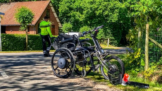 Persoon in fietsrolstoel gewond bij aanrijding in Hengelo. Persoon in fietsrolstoel gewond bij aanrijding in Hengelo.