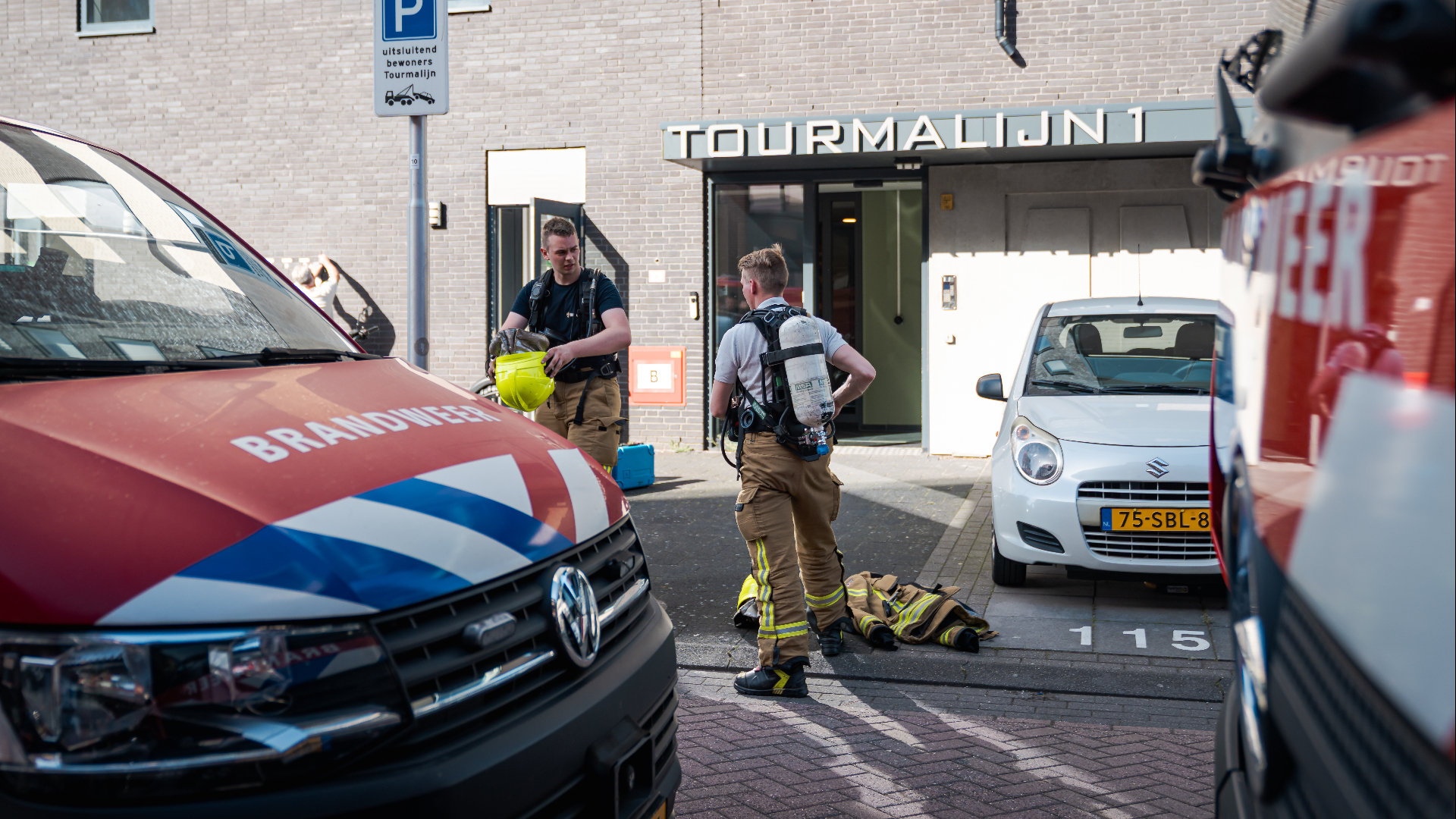 Terwijl de bewoners naar buiten gingen, startte de brandweer met metingen in het pand.