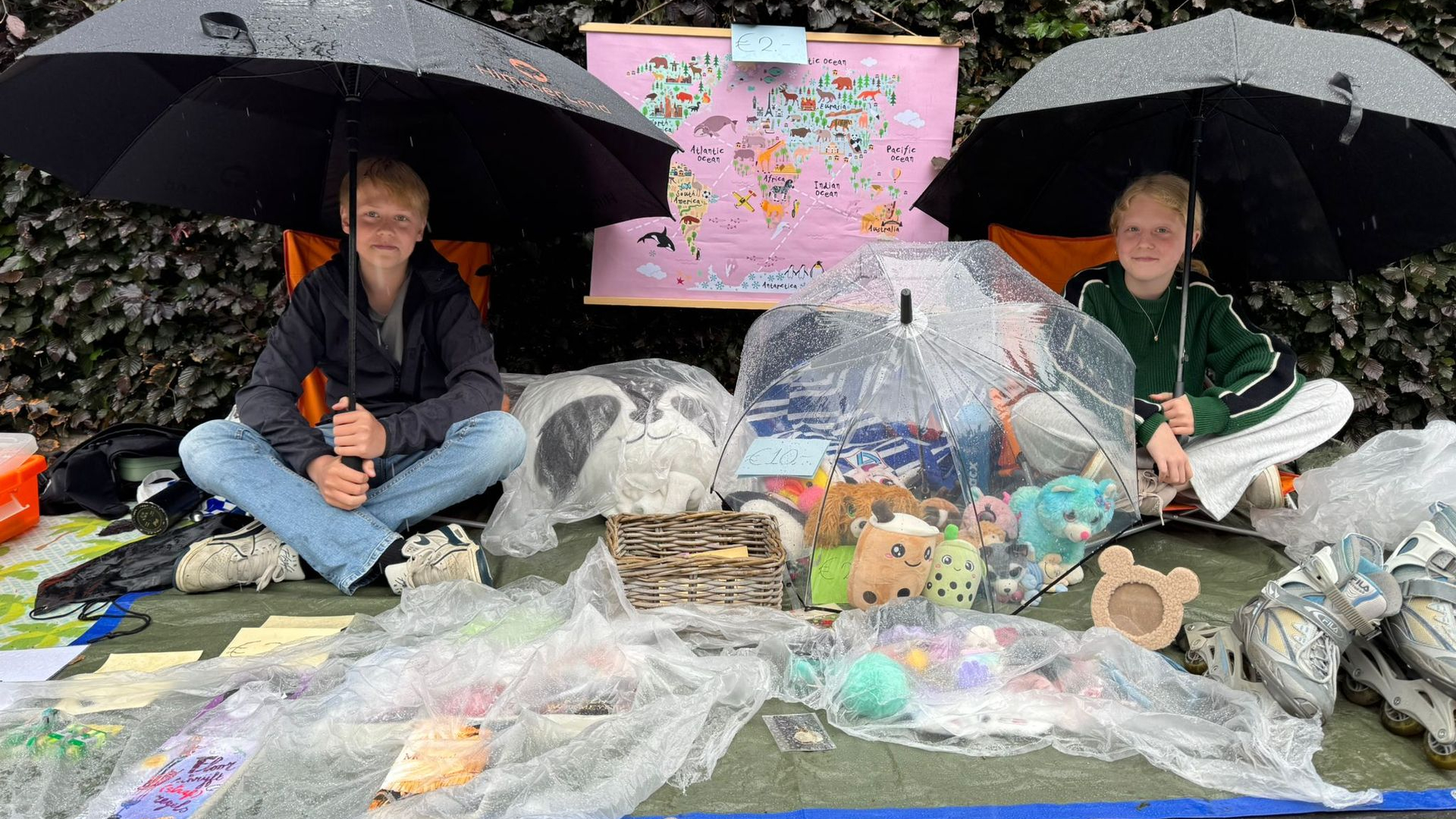 Een natte Hemelvaart: met een paraplu erbij verkopen Lea (11) en Boas (13) hun spullen
