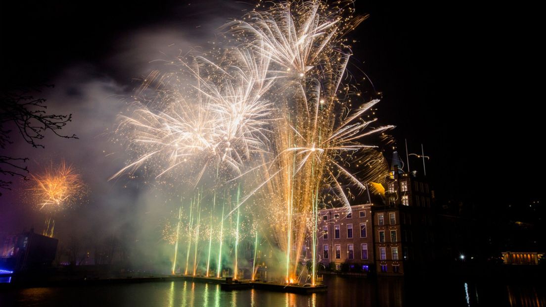 Nieuwjaarsvuurwerk op de Hofvijver in Den Haag