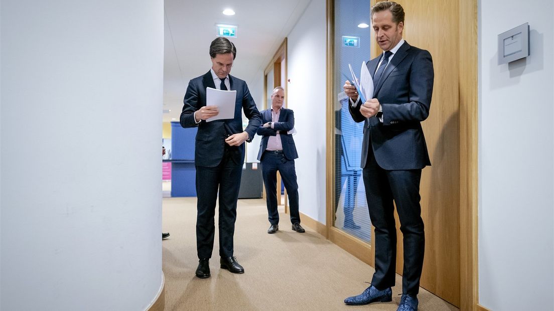 Minister-president Mark Rutte en minister Hugo de Jonge voorafgaand aan de persconferentie