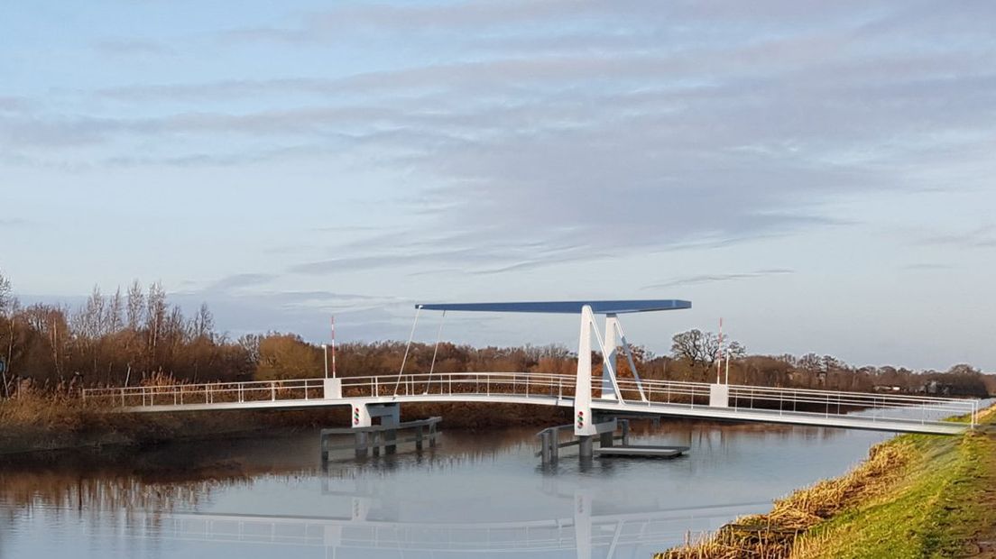 Deze nieuwe brug bij Marsdijk kost ruim 1,1 miljoen, en dat is dik vier ton duurder dan gepland (impressie: ingenieursbureau IPV Delft)