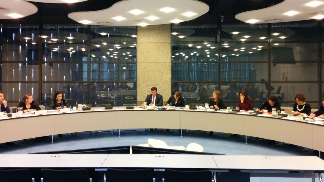 De Gelderse journalisten Judith Spanjers en Marcel van Silfhout namen vanochtend in de Tweede Kamer deel aan een rondetafelgesprek over het Nederlands voedselbeleid.