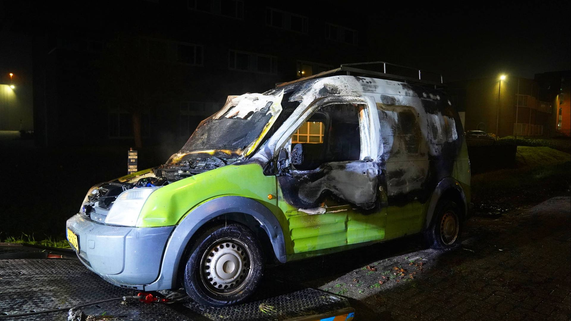 Bestelbus twee keer in brand gestoken