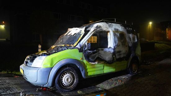 Bestelbus twee keer in brand gestoken
