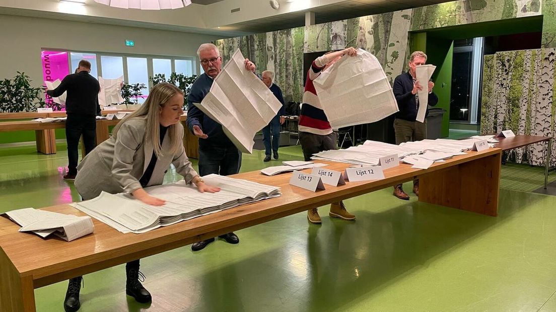 Op het gemeentehuis in Emmen zijn vrijwilligers druk bezig om stemmen te tellen