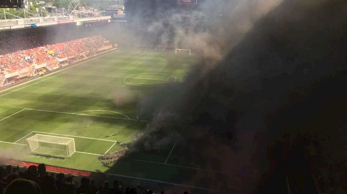 De zwarte rook in de Grolsch Veste tijdens FC Twente - NAC