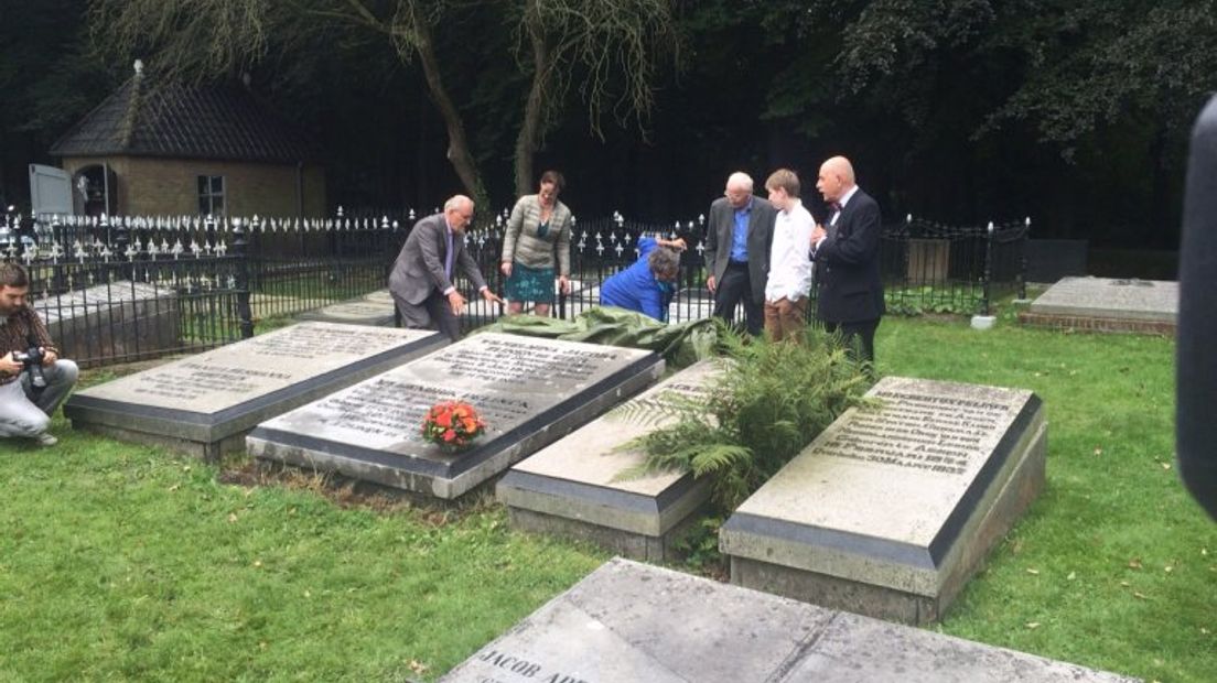 Het graf wordt onthuld (Rechten: Berton van Balveren / RTV Drenthe)