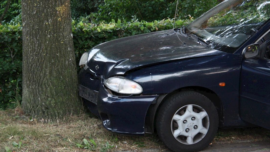 Auto botst tegen boom in Wanneperveen