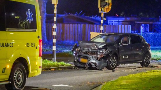 Twee gewonden bij kop-staartbotsing in Emmen. Twee gewonden bij kop-staartbotsing in Emmen.