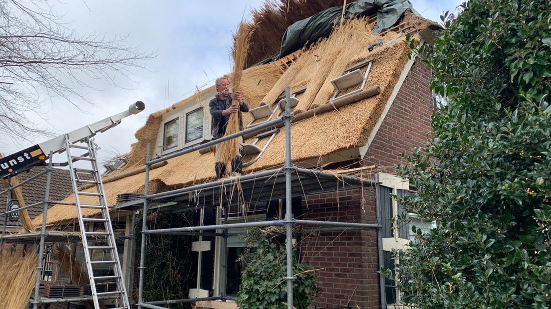 Nieuwe rieten kap op huis naast kruispunt Bos