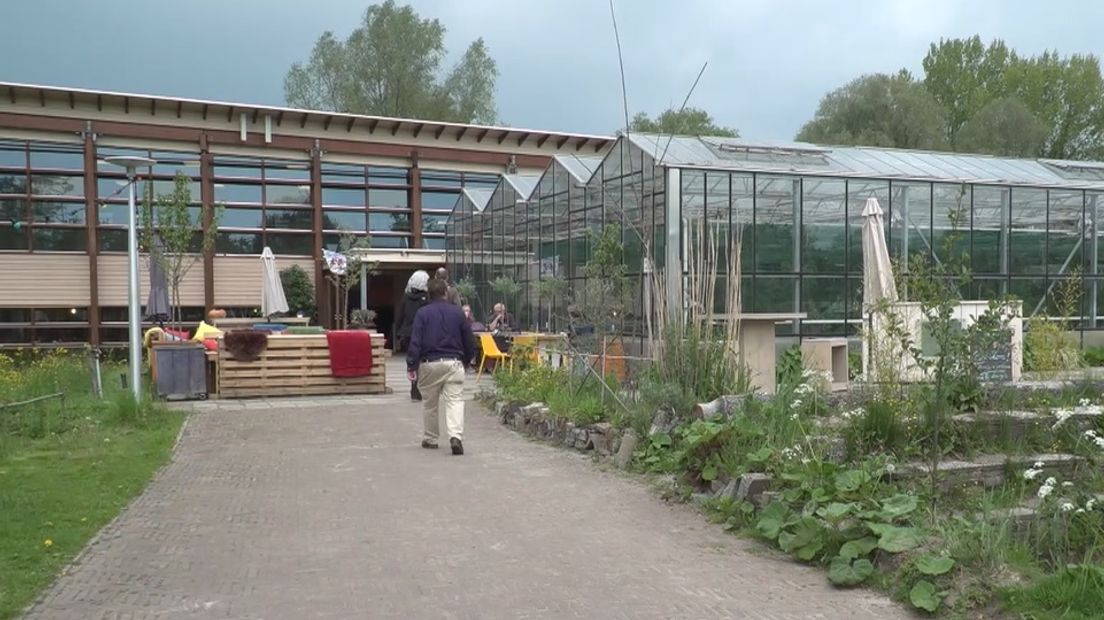 Vlinderliefhebbers kunnen hun ogen uitkijken in Vlindertuin 'De Kas' in Zutphen. Afgelopen maand is de tuin weer open gegaan voor publiek. Er zijn al vele vlinders te zien, waaronder de atlasvlinder, bijna de grootste vlindersoort ter wereld.