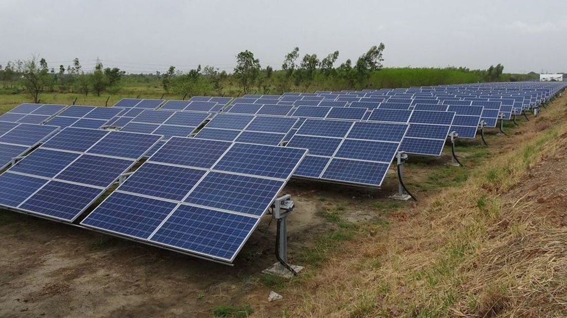 Zonnepanelen op een stuk gras.