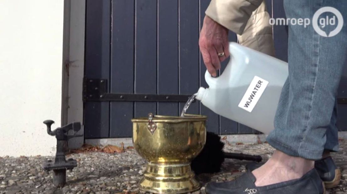 Bij de Sint Hubertusrit die zaterdag in Epe en omgeving wordt gehouden, worden berijders en paarden ingezegend door de pastoor om een goede tocht af te smeken.