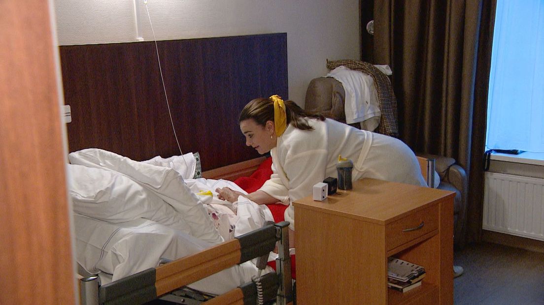 Guadalupe Kole werkt tijdens nachtdiensten in een badjas.