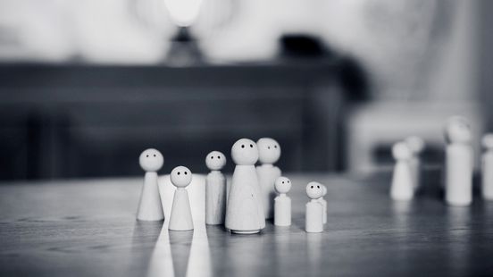 Waarom familieopstellingen zo populair zijn: ‘Sociaal gewenst gedrag bestaat hier niet’ Home