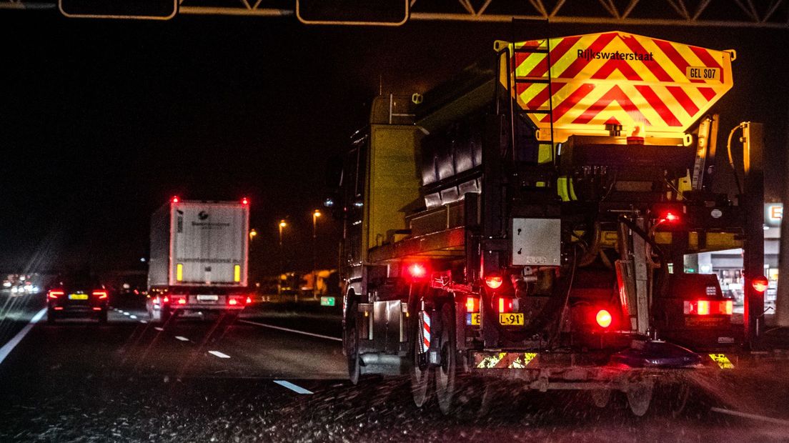 Een strooiwagen van Rijkswaterstaat