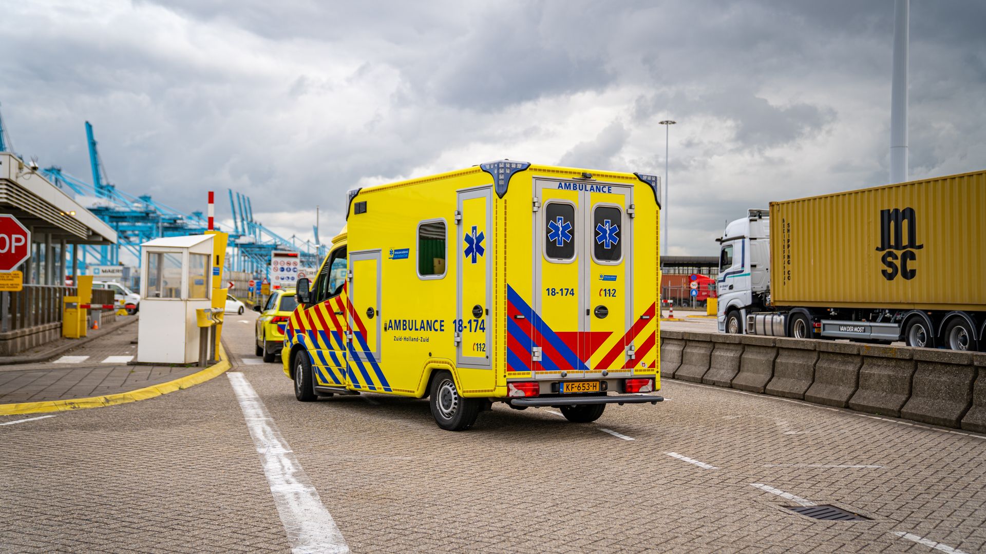 In de container zijn zeker negen personen gevonden.