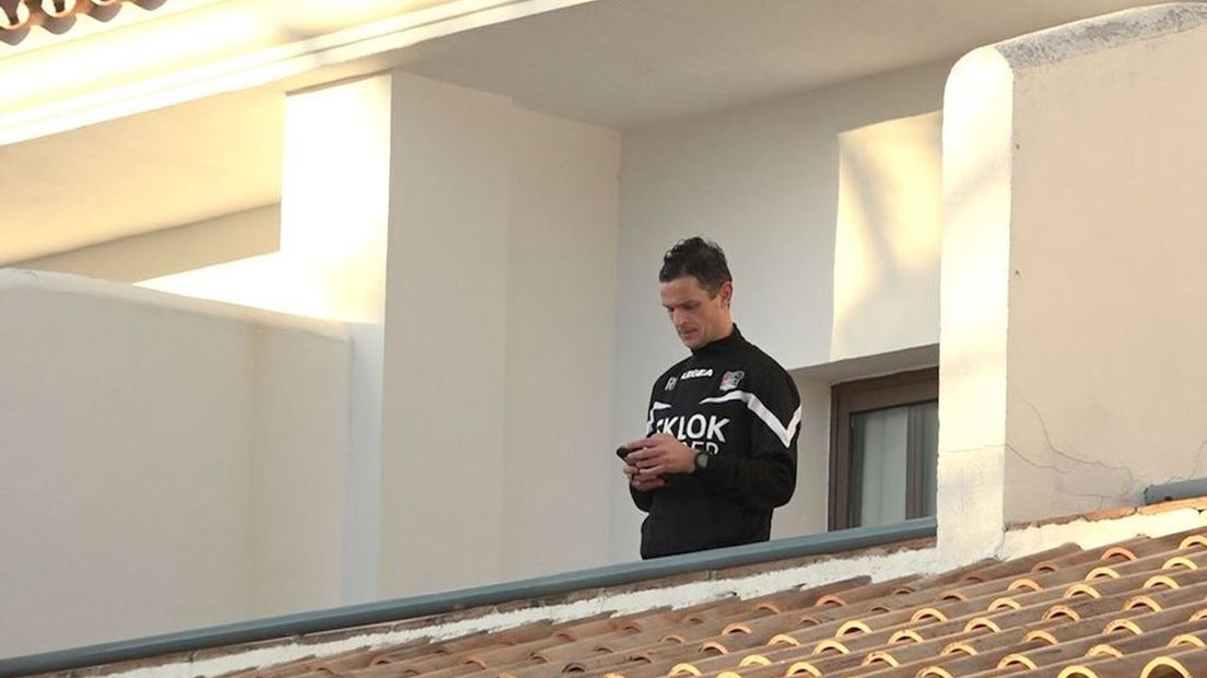 Rogier Meijer op het balkon van zijn hotelkamer in Spanje