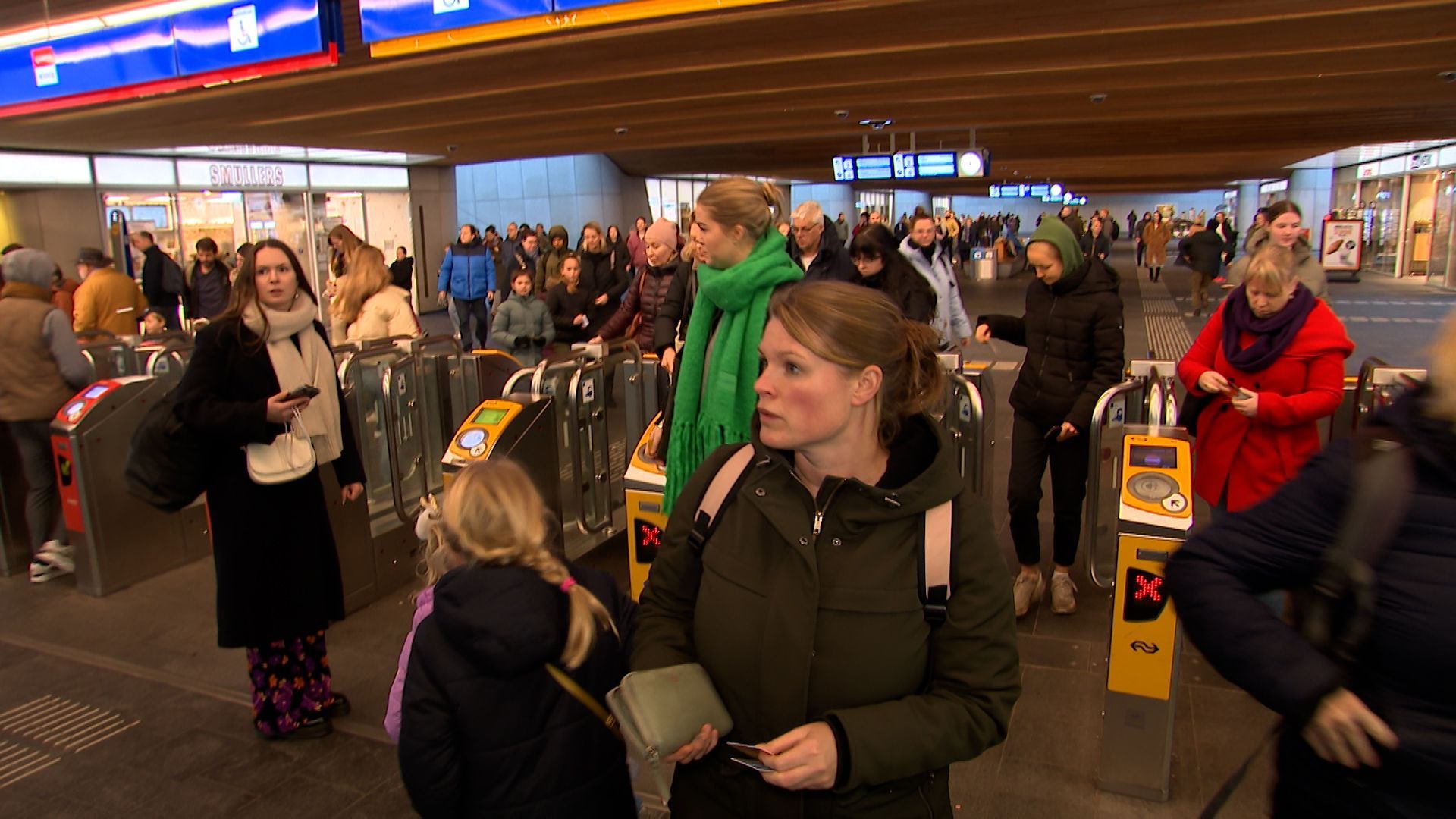 Treinreizigers zoeken hun weg in de nieuwe dienstregeling.