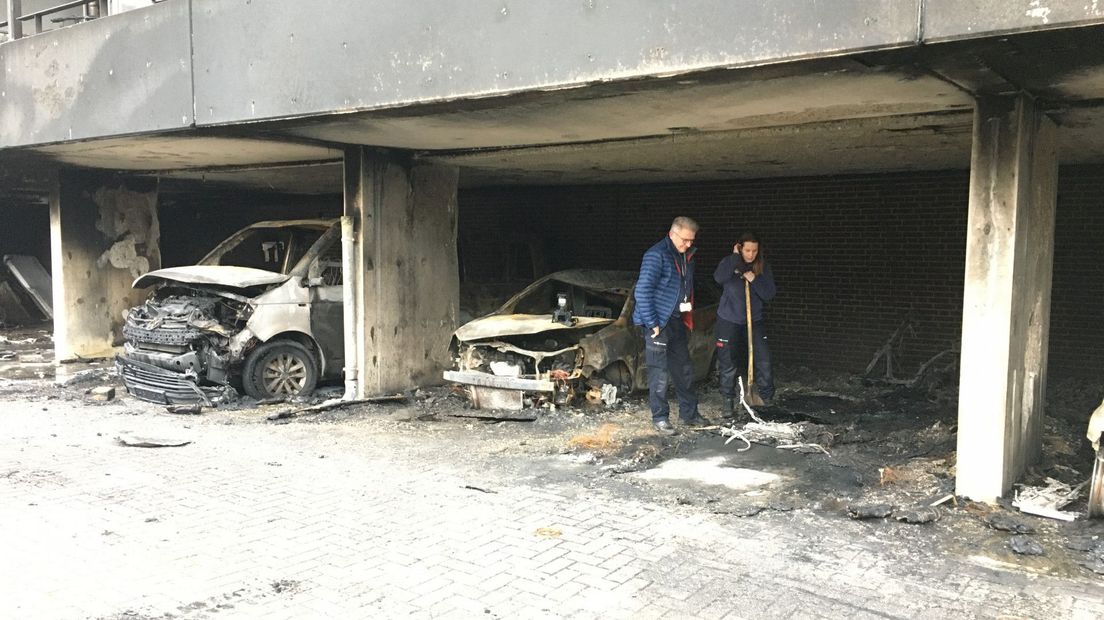 Bewoners nemen de schade op bij uitgebrande auto's Wateringse Veld